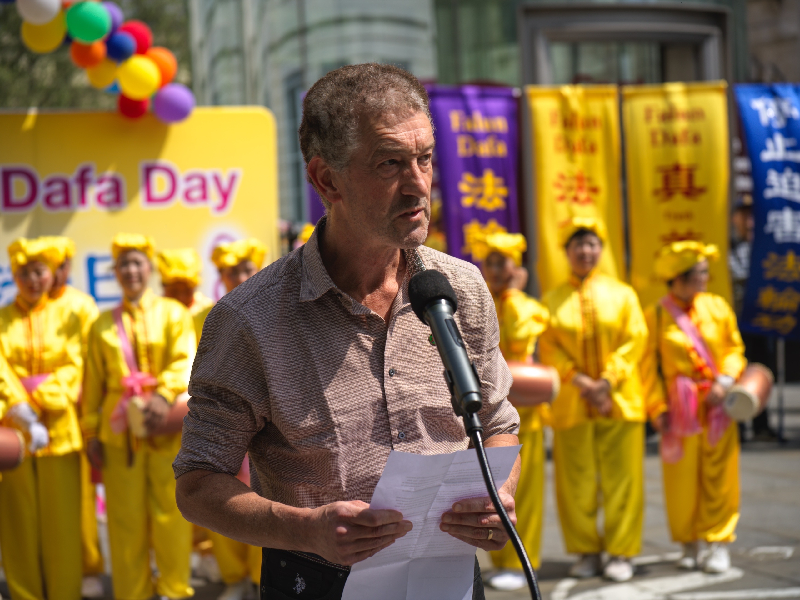 Ông John Dee, Chủ tịch Hiệp hội Những người bạn của Pháp Luân Công ở châu Âu, đọc diễn văn tại cuộc mít tinh. (Ảnh: Yến Ninh/The Epoch Times)