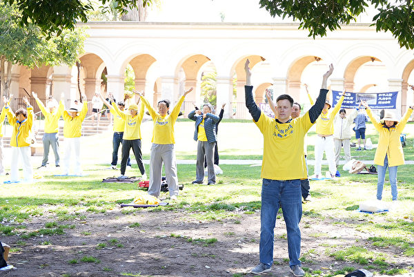 Anh Mike và những học viên Pháp Luân Công cùng nhau luyện công. Người nam mang áo vàng đứng luyện công phía trước là anh Mike Tuck. (Ảnh: Được đăng dưới sự cho phép của anh Mike)