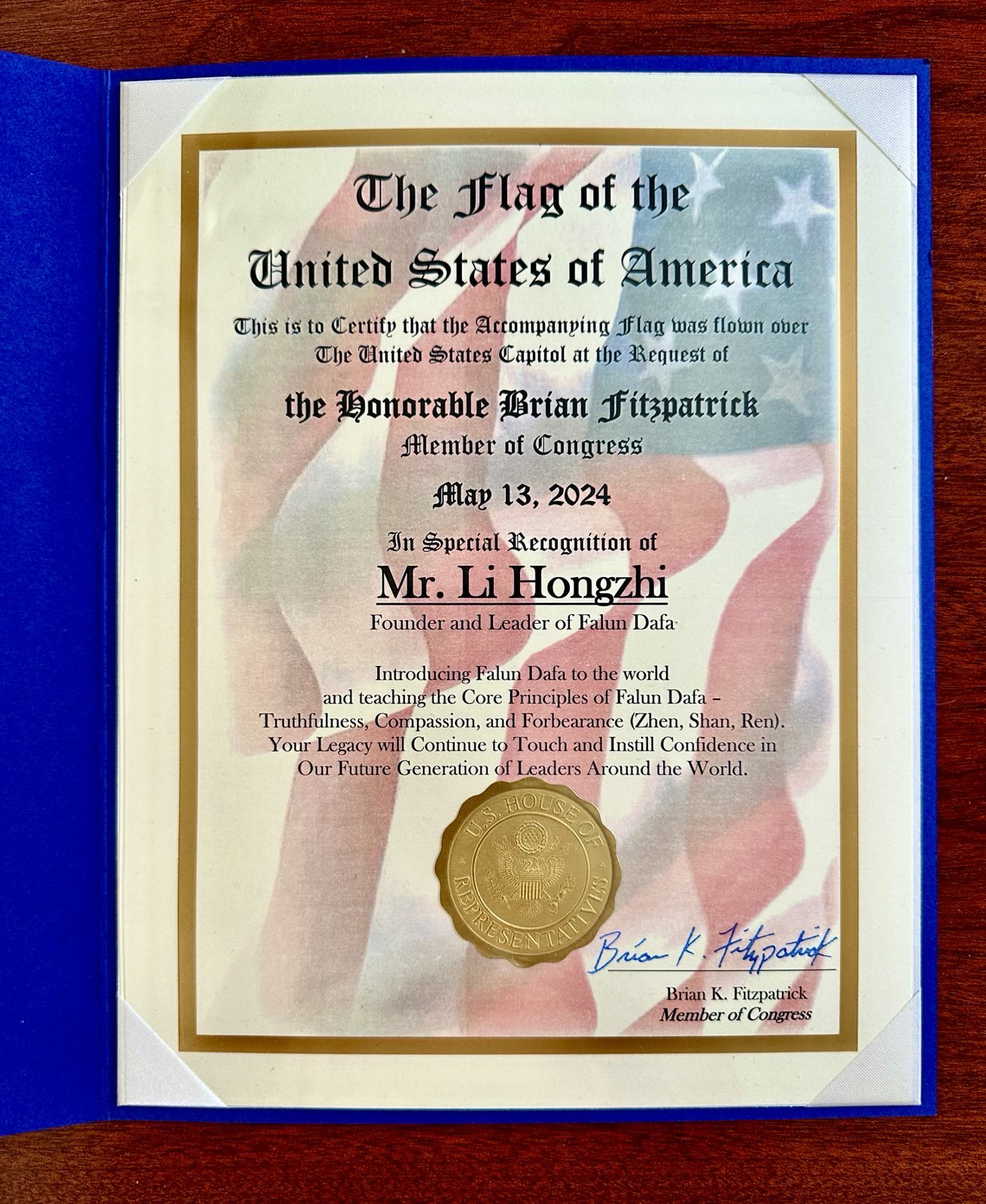 Nghị sĩ Hoa Kỳ Brian Fitzpatrick của tiểu bang Pennsylvania đã trao tặng một lá cờ và thư khen ngợi cho học viên Pháp Luân Công Jennie Sheeks để chúc mừng ngày Pháp Luân Đại Pháp Thế Giới, cũng như để tỏ lòng kính trọng đối với Đại Sư Lý Hồng Chí, nhà sáng lập Pháp Luân Công. (Ảnh: Đăng dưới sự cho phép của cô Jennie Sheeks)
