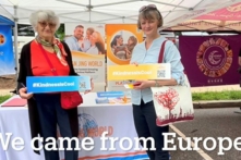 Lễ kỷ niệm Ngày Hiến chương truyền thống đã được tổ chức tại Bernards, New Jersey, hôm 18/05/2024. Ảnh chụp hai người phụ nữ thanh lịch đến từ châu u ủng hộ tôn chỉ về một thế giới kiền tịnh và “sự tử tế thật tuyệt.” (Ảnh: Tịnh Kỳ/The Epoch Times)