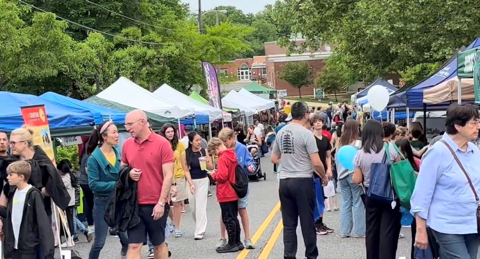 Thị trấn Bernards, New Jersey, tổ chức lễ kỷ niệm Ngày Hiến chương truyền thống với rất đông người tham dự hôm 18/05/2024. (Ảnh: Tịnh Kỳ/The Epoch Times)