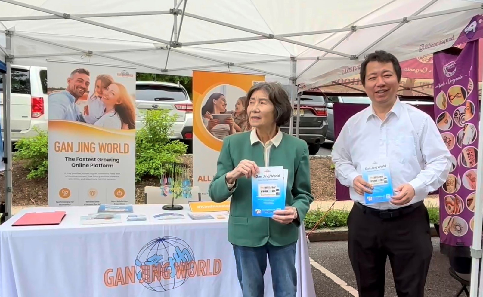 Vào ngày Hiến chương truyền thống được tổ chức hôm 18/05/2024 ở thị trấn Bernards, New Jersey, nhân viên của Gan Jing World đã giới thiệu nền tảng kỹ thuật số mới, lành mạnh và hữu ích tới khách du lịch. (Ảnh: Tịnh Kỳ/The Epoch Times)