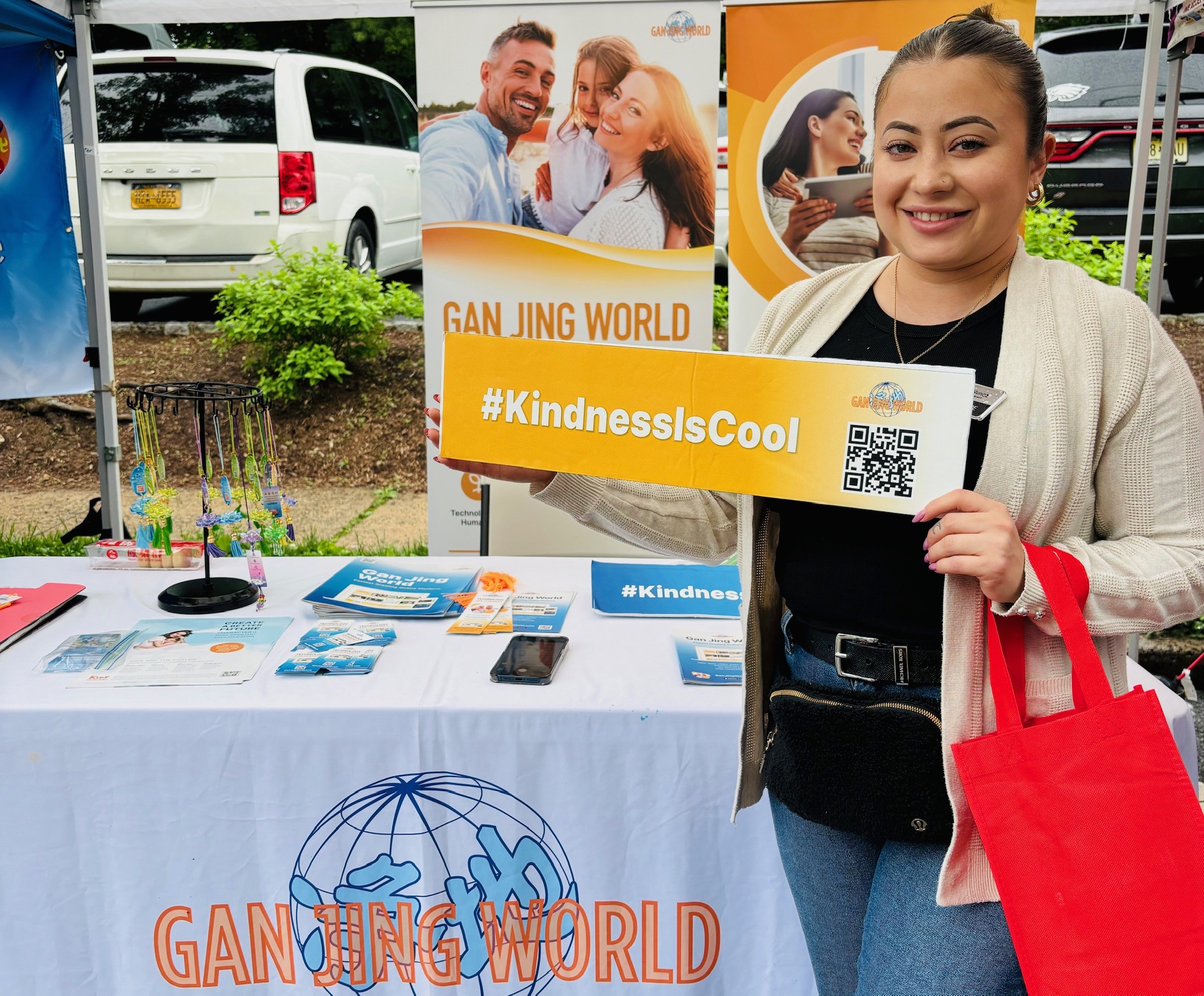 Vào ngày Hiến chương truyền thống được tổ chức hôm 18/05/2024 ở thị trấn Bernards, New Jersey, một phụ nữ trẻ yêu thích Gan Jing World đã mở tài khoản cá nhân ngay tại chỗ, và ủng hộ tôn chỉ “Sự tử tế thật tuyệt.” (Ảnh: Tịnh Kỳ/The Epoch Times)