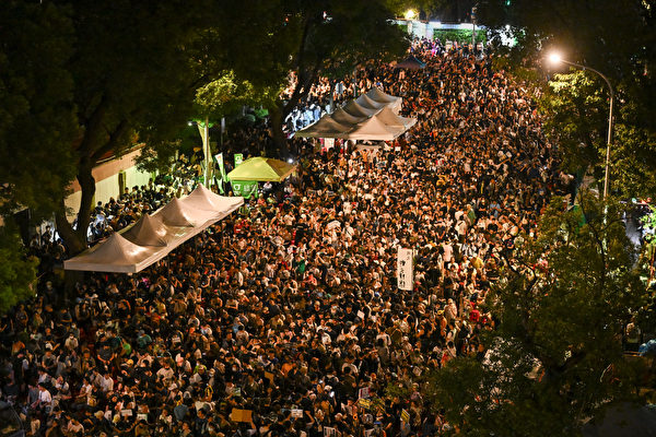 Tại đường Tế Nam bên ngoài Viện Lập pháp Đài Loan vẫn chật kín người biểu tình vào tối hôm 24/05. (Ảnh: Tống Bích Long/The Epoch Times)