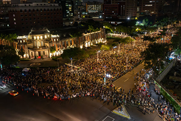 Tại đường Tế Nam bên ngoài Viện Lập pháp Đài Loan vẫn chật kín người biểu tình vào tối hôm 24/05. (Ảnh: Tống Bích Long/The Epoch Times)