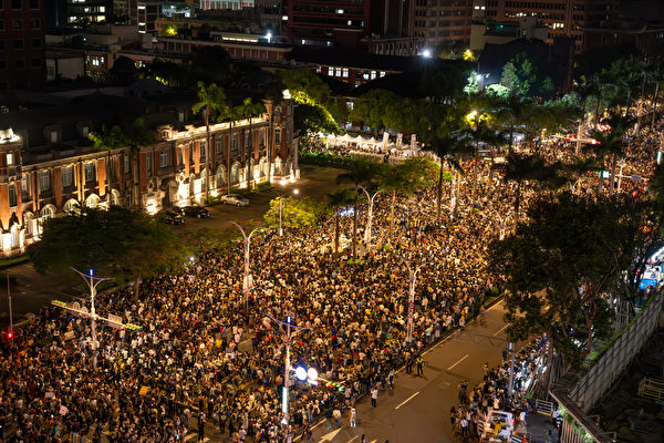 Tại đường Tế Nam bên ngoài Viện Lập pháp Đài Loan vẫn chật kín người biểu tình vào tối hôm 24/05. (Ảnh: Tống Bích Long/The Epoch Times)