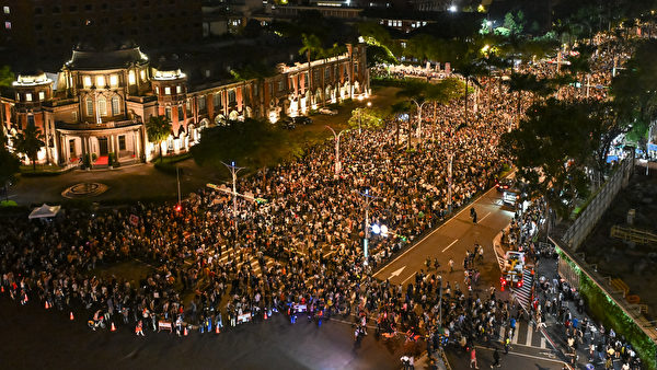 Tại đường Tế Nam bên ngoài Viện Lập pháp Đài Loan vẫn chật kín người biểu tình vào tối hôm 24/05. (Ảnh: Tống Bích Long/The Epoch Times)