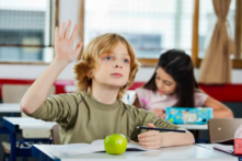 Theo Neil Postman, tác giả cuốn “Xây Dựng Cây Cầu đến Thế Kỷ 18,” kỹ năng đặt câu hỏi là “kỹ năng trí tuệ quan trọng nhất mà con người có được.” (Ảnh: Tyler Olson/Shutterstock)