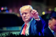 Cựu Tổng thống Donald Trump đến Tháp Trump một ngày sau khi đặc vụ FBI đột kích vào dinh thự Mar-a-Lago Palm Beach của ông, ở thành phố New York vào ngày 09/08/2022. (Ảnh: David 'Dee' Delgado/Reuters)