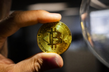 Mô hình Bitcoin hôm 12/01/2022. (Ảnh: John Fredricks/The Epoch Times)