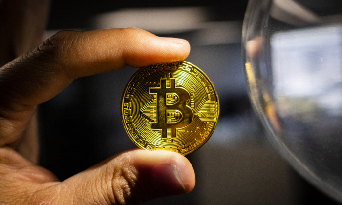 Mô hình Bitcoin hôm 12/01/2022. (Ảnh: John Fredricks/The Epoch Times)