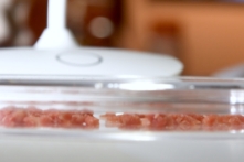 Thịt nuôi cấy trong phòng thí nghiệm được trưng bày tại Bảo tàng Thực phẩm Tệ hại ở Los Angeles, California, ngày 06/12/2018. (Ảnh: Robyn Beck/AFP qua Getty Images)