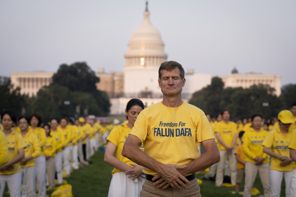 Các học viên Pháp Luân Công cùng tề tựu trong một buổi thắp nến tưởng niệm tại National Mall ở Hoa Thịnh Đốn vào ngày 20/07/2023 để tưởng nhớ các học viên Pháp Luân Công đã tử vong vì cuộc đàn áp kéo dài 24 năm qua của Đảng Cộng sản Trung Quốc. (Ảnh: Madalina Vasiliu/The Epoch Times)