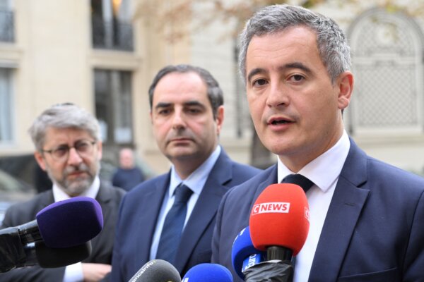 Bộ trưởng Nội vụ Pháp Gerald Darmanin (phải) nói chuyện với giới báo chí ở Paris ngày 09/10/2023. (Ảnh: Bertrand Guay/AFP qua Getty Images)