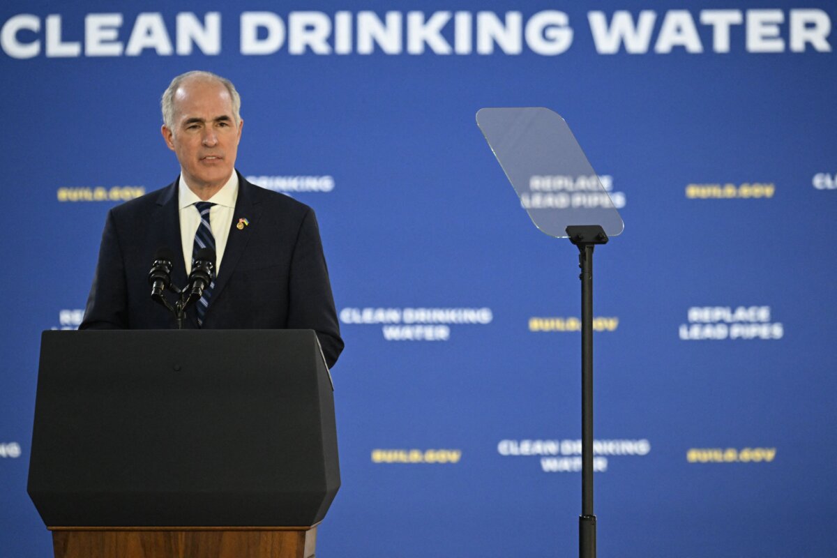 Thượng nghị sĩ Bob Casey (Dân Chủ-Pennsylvania) trình bày trước khi Tổng thống Joe Biden nói về nghị trình kinh tế của chính phủ tại Trung tâm Xử lý Nước Belmont ở Philadelphia, vào ngày 03/02/2023. (Ảnh: Andrew Caballero-Reynolds/AFP qua Getty Images)