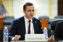 Dân biểu đương thời Mike Gallagher trình bày trong cuộc họp báo ở Hoa Thịnh Đốn, vào ngày 15/11/2023. (Ảnh: Madalina Vasiliu/The Epoch Times)