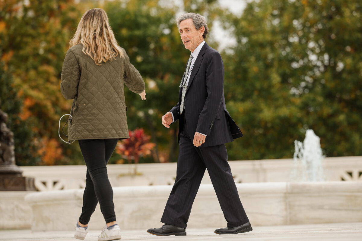 Ông Edward Blum, một người lâu nay phản đối hành động khẳng định trong giáo dục đại học và là người sáng lập tổ chức Sinh viên vì Tuyển sinh Công bằng, rời Tối cao Pháp viện Hoa Kỳ ở Hoa Thịnh Đốn vào ngày 31/10/2022, sau những tranh luận trực tiếp trong các vụ kiện Harvard và Đại học North Carolina. (Ảnh: Chip Somodevilla/Getty Images)