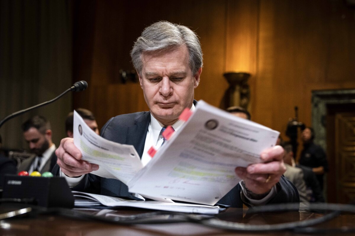 Giám đốc FBI Christopher Wray xem qua các ghi chú trước Phiên điều trần của Tiểu ban Phân bổ ngân sách Thượng viện về Thương mại, Tư pháp, Khoa học, và các Cơ quan Liên quan tại Tòa nhà Quốc hội, vào ngày 10/05/2023, ở Hoa Thịnh Đốn. (Ảnh: Drew Angerer/Getty Images)