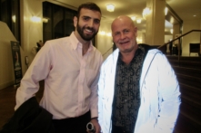 Ông Brad Clayton (phải) và anh Hasan Kalin thưởng thức Shen Yun tại Trung tâm Nghệ thuật California tối hôm 16/01/2024. (Ảnh: Linda Jiang/The Epoch Times)