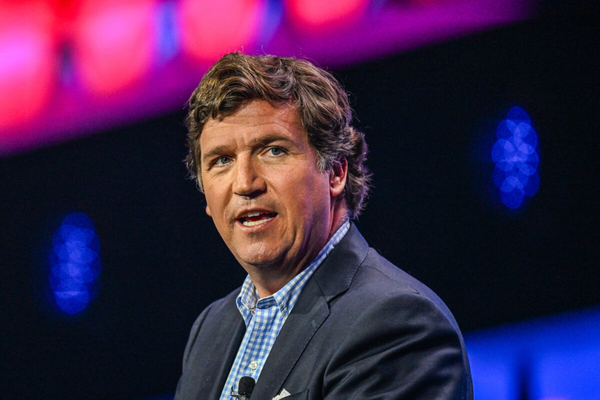 Ông Tucker Carlson nói tại West Palm Beach, Florida, vào ngày 15/07/2023. (Ảnh: Giorgio Viera/AFP qua Getty Images)