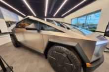 Một chiếc Tesla nằm trong phòng trưng bày tại đại lý Tesla ở Phoenix, Arizona, hôm 01/02/2024. (Ảnh: Allan Stein/The Epoch Times).