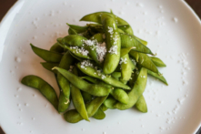 Là một món ăn nhẹ truyền thống của Nhật Bản, edamame thường được làm từ đậu nành non luộc và rắc thêm muối. (Ảnh: Food Shop/Shutterstock)