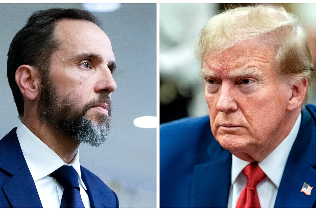 (Bên trái) Biện lý Đặc biệt Jack Smith nói tại Hoa Thịnh Đốn, hôm 01/08/2023. (Bên phải) Cựu Tổng thống Donald Trump tham dự phiên tòa xét xử ông tại Tòa án Tối cao Tiểu bang New York ở thành phố New York hôm 07/12/2023. (Ảnh: Drew Angerer, David Dee Delgado/Getty Images)