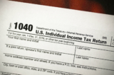 Mẫu đơn 1040 được người đóng thuế ở Hoa Kỳ sử dụng để khai thuế thu nhập hàng năm. (Ảnh: Joe Raedle/Getty Images)