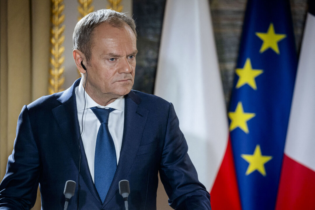 Thủ tướng Ba Lan Donald Tusk tham dự một cuộc họp báo chung với Tổng thống Pháp Emmanuel Macron (không có trong ảnh) trong khuôn khổ cuộc gặp của họ tại Cung điện Élysée ở Paris, hôm 12/02/2024. (Ảnh: Christophe Petit Tesson/Reuters)