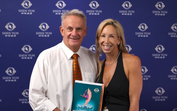 Thành viên Hội đồng Lập pháp Mark Latham và bạn gái Nathalie Matthews thưởng thức Nghệ thuật Biểu diễn Shen Yun tại Nhà hát Capitol ở thành phố Sydney, Úc hôm 08/03/2024. (Ảnh: Đài truyền hình NTD)