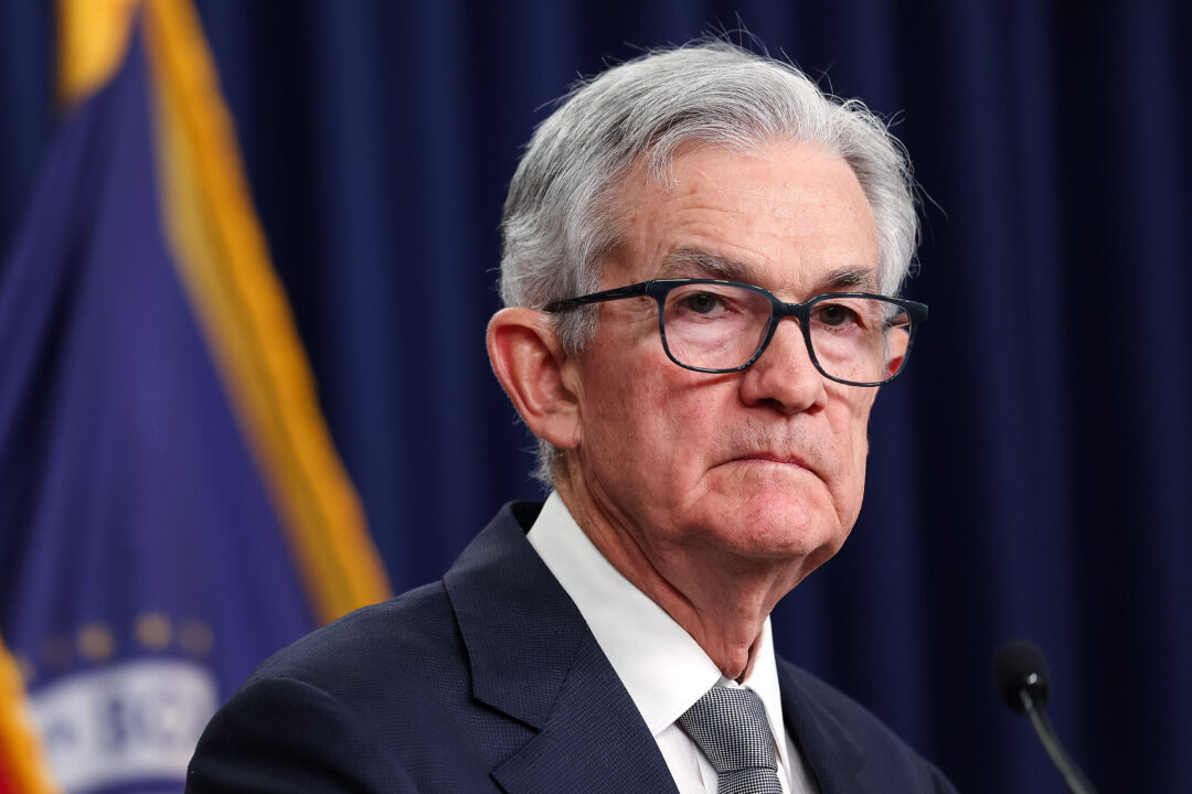 Chủ tịch Hội đồng Dự trữ Liên bang Jerome Powell nói chuyện trong một cuộc họp báo sau cuộc họp của Ủy ban Thị trường Mở Liên bang tại Hệ thống Dự trữ Liên bang ở Hoa Thịnh Đốn hôm 01/11/2023. (Ảnh: Kevin Dietsch/Getty Images)