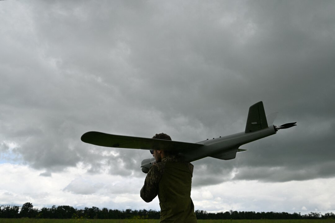 Một quân nhân Ukraine thuộc đội trinh sát trên không thuộc Lữ đoàn 45 chuẩn bị phóng phi cơ không người lái trinh sát Leleka tại một vị trí ở khu vực Donetsk, vào ngày 27/06/2023. (Ảnh: Genya Savilov/AFP qua Getty Images)