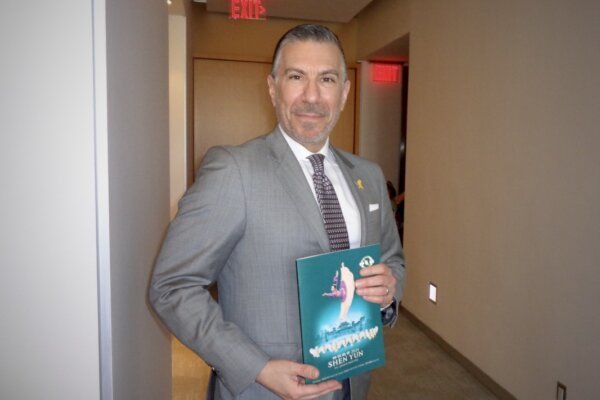 Ông Philip Lieberman, một thành viên hội đồng quản trị của Đoàn Múa Ballet Quốc gia Canada, thưởng thức Nghệ thuật Biểu diễn Shen Yun tại Trung tâm Nghệ thuật Biểu diễn Bốn Mùa ở thành phố Toronto hôm 06/04/2024. (Ảnh: Allen Zhou/The Epoch Times)