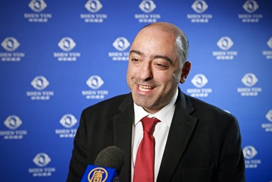 Nghị sỹ Quốc hội Nima Gholam Ali Pour thưởng thức Nghệ thuật Biểu diễn Shen Yun tại Nhà hát Cirkus Arena ở thành phố Stockholm, Thụy Điển hôm 27/03/2024. (Ảnh: Đài truyền hình NTD)