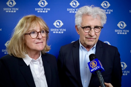 Bác sỹ Hille Kessler cùng phu quân Achim Schuppert thưởng thức Nghệ thuật Biểu diễn Shen Yun tại Nhà hát Palais des Congrès de Paris hôm 06/04/2024. (Ảnh: Đài truyền hình NTD)