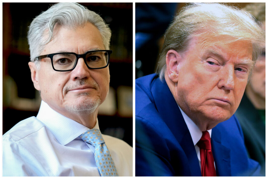 (Trái) Thẩm phán Juan M. Merchan trong phòng làm việc của ông ở New York hôm 14/03/2024. (Phải) Cựu Tổng thống Donald Trump tại Tòa án Hình sự Manhattan ở thành phố New York hôm 25/03/2024. (Ảnh: Seth Wenig/AP Photo; Spencer Platt/Pool/AFP qua Getty Images)