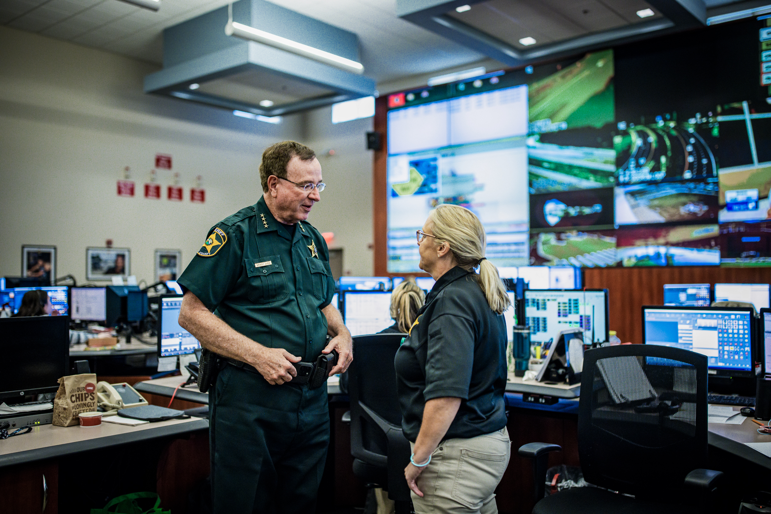 Cảnh sát trưởng Quận Polk Grady Judd tại trung tâm liên lạc khẩn cấp của cơ quan ở Winter Haven, Florida, hôm 02/04/2024. (Ảnh: Edward Linsmier cung cấp cho The Epoch Times)