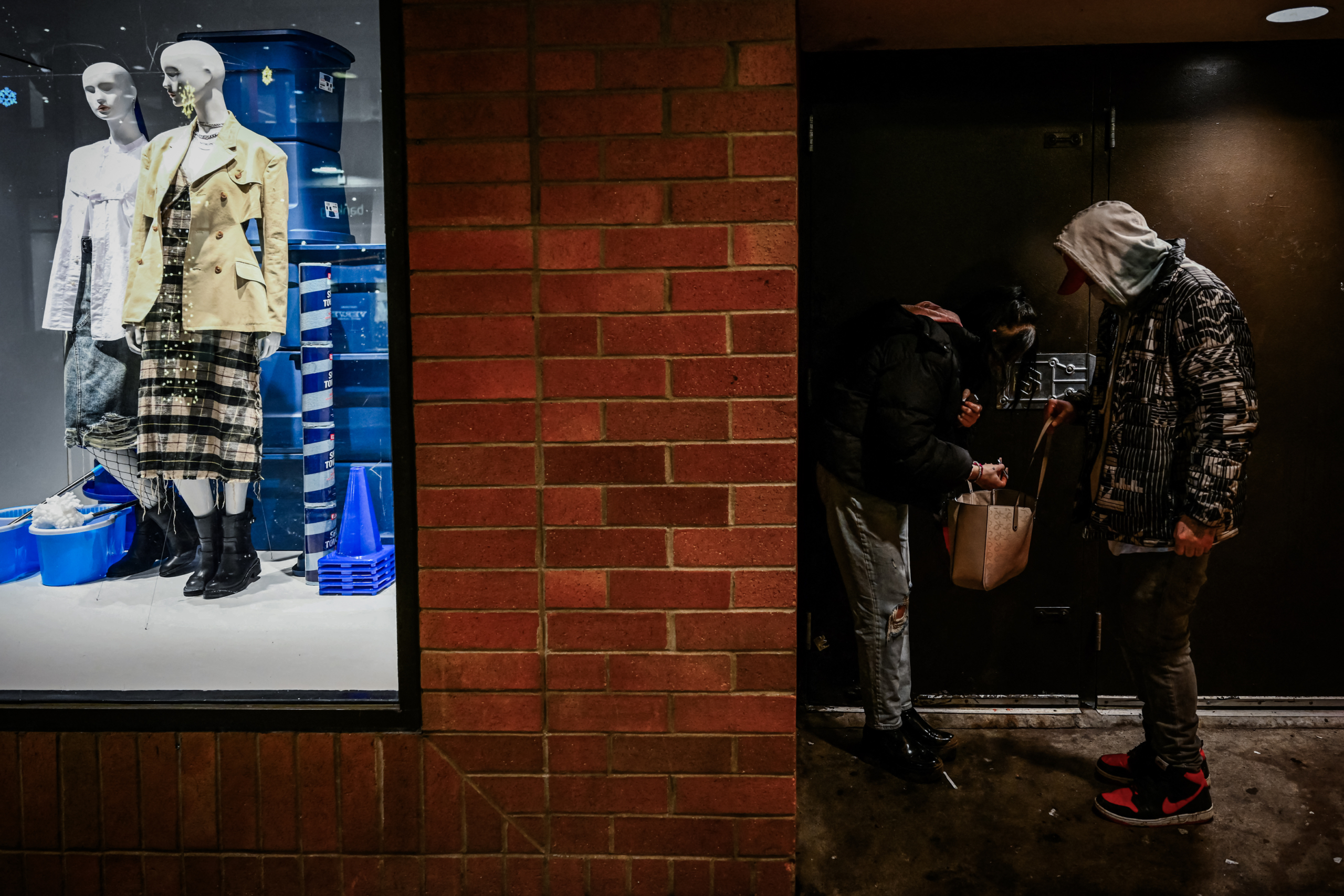 Một cặp vợ chồng nghiện fentanyl và meth, đang chuẩn bị hút thuốc bên ngoài một cửa hàng bán lẻ sau khi tất cả các loại ma túy được phi hình sự hoá ở trung tâm thành phố Portland, Oregon, hôm 23/01/2024. (Ảnh: Patrick T. Fallon/AFP qua Getty Images)