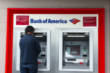 Một khách hàng sử dụng máy ATM của Bank of America tại văn phòng một chi nhánh của ngân hàng này ở San Francisco, California, ngày 14/07/2021. (Ảnh: Justin Sullivan/Getty Images)