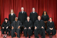Các thẩm phán Tối cao Pháp viện Hoa Kỳ chụp ảnh chính thức. Hàng trước: Thẩm phán Sonia Sotomayor (trái) và Clarence Thomas (thứ 2 từ trái sang), Chánh án John Roberts (chính giữa), Thẩm phán Samuel Alito (thứ 2 từ phải sang) và Thẩm phán Elena Kagan (phải). Hàng sau: Các Thẩm phán Amy Coney Barrett (trái), Neil Gorsuch (thứ 2 từ trái sang), Brett Kavanaugh (thứ 2 từ phải sang) và Ketanji Brown Jackson (phải) tại Tối cao Pháp viện ở Hoa Thịnh Đốn, vào ngày 07/10/2022. (Ảnh: Olivier Douliery/AFP qua Getty Images)
