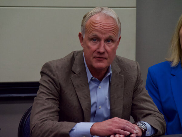 Ông Magnus Lofstrom, giám đốc chính sách và nhà nghiên cứu cấp cao của Viện Chính sách công California, thảo luận về Dự luật 47 trong một cuộc họp ở Sacramento, California, hôm 24/04/2024. (Ảnh: Travis Gillmore/The Epoch Times)