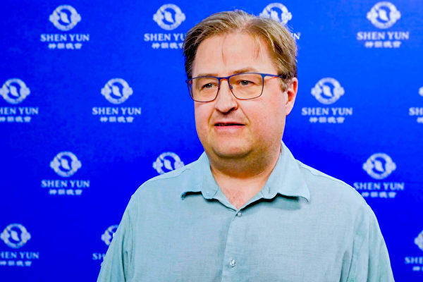 Ông Jan Abildgaard Pedersen thưởng thức Nghệ thuật Biểu diễn Shen Yun tại phòng hòa nhạc Aarhus hôm 09/04/2024 (Ảnh: Đài truyền hình NTD)