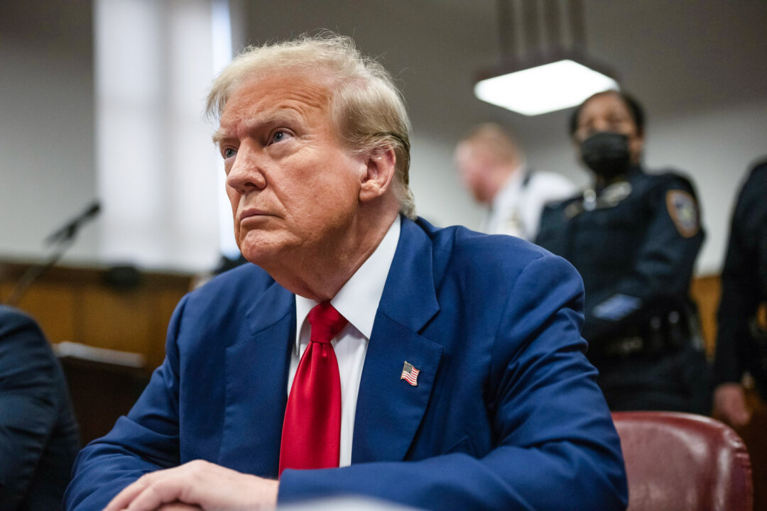 Cựu Tổng thống Donald Trump xuất hiện trước tòa trong phiên tòa xét xử vì bị cáo buộc che đậy các khoản thanh toán tiền bịt miệng tại Tòa án Hình sự Manhattan ở New York, hôm 30/04/2024. (Ảnh: Victor J. Blue/Getty Images)