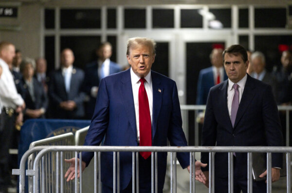 Cựu TT Donald Trump nói chuyện với giới báo chí khi ông đến dự phiên tòa xét xử mình về cáo buộc che giấu các khoản thanh toán bịt miệng có liên quan đến các mối quan hệ ngoài giá thú, tại Tòa án Hình sự Manhattan ở Thành phố New York, hôm 30/04/2024. (Ảnh: Justin Lane/AFP)