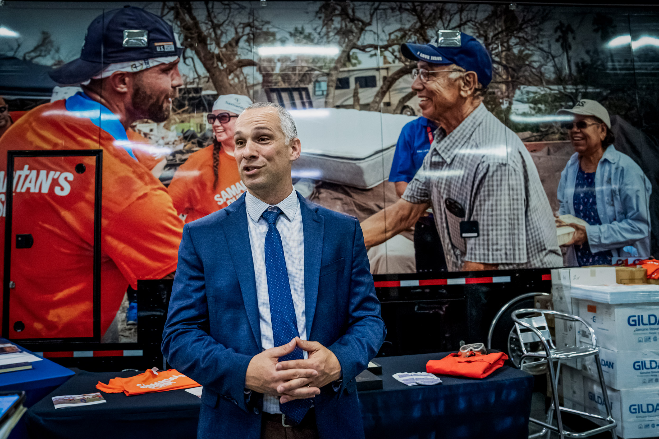 Ông Jason Kimak, Giám đốc cấp cao của Samaritan’s Purse của các Đoàn mục sư Bắc Mỹ, tại nhà kho của Samaritan’s Purse ở North Wilkesboro, North Carolina, hôm 18/04/2024. (Ảnh: Madalina Vasiliu/The Epoch Times)