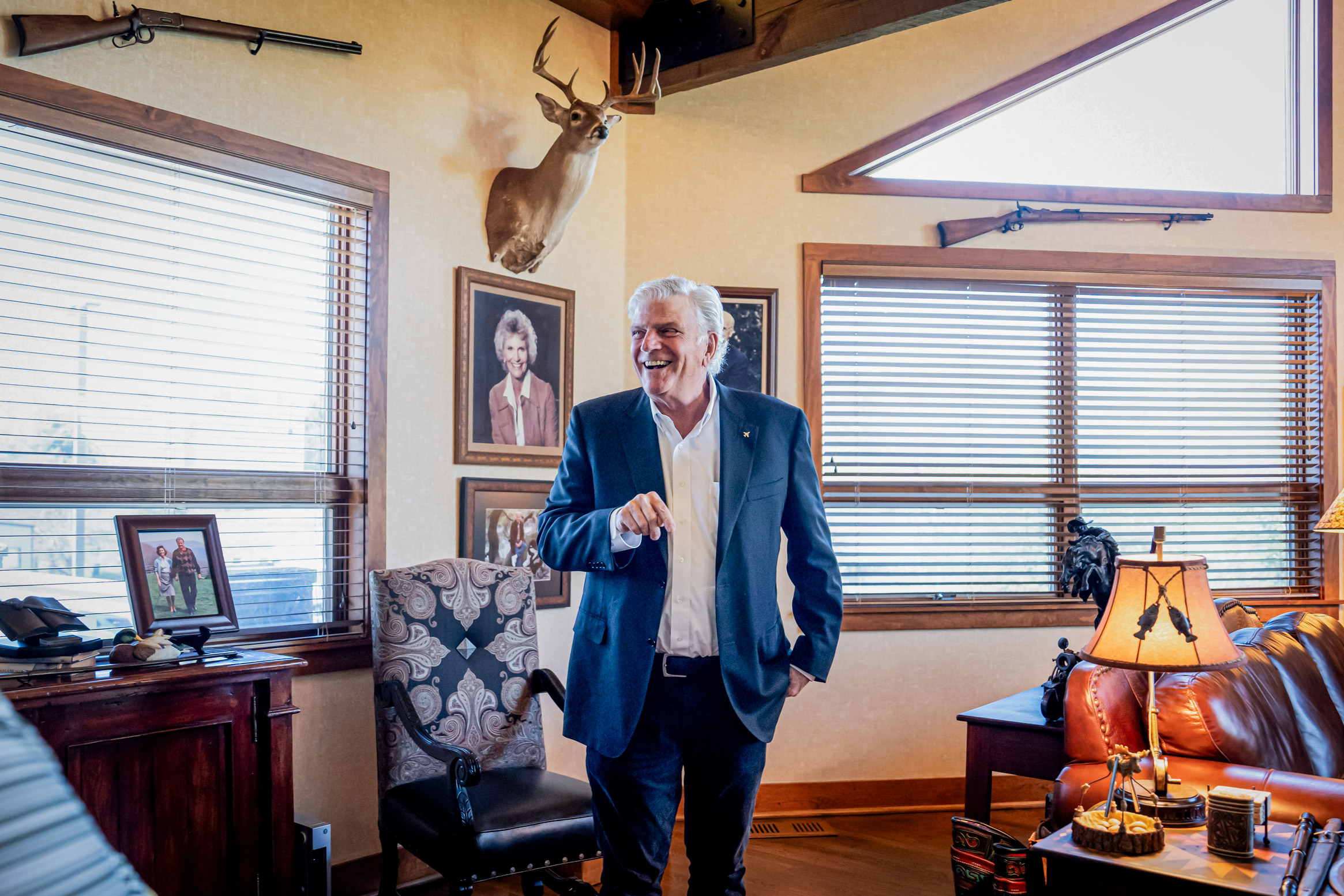 Ông Franklin Graham, chủ tịch kiêm Giám đốc điều hành của Samaritan’s Purse và Hiệp hội Truyền giáo Billy Graham, vừa tươi cười vừa chia sẻ những câu chuyện về một số món đồ trong văn phòng mộc mạc của ông ở Boone, North Carolina, trong một cuộc phỏng vấn với The Epoch Times, hôm 18/04/2024. (Ảnh: Madalina Vasiliu/The Epoch Times)