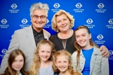 Ông Andreas và phu nhân Monika Pott, cùng các cháu thưởng thức Nghệ thuật Biểu diễn Shen Yun tại Nhà hát Festspielhaus Neuschwanstein, ở Đức hôm 27/04/2024. (Ảnh: Đài truyền hình NTD)