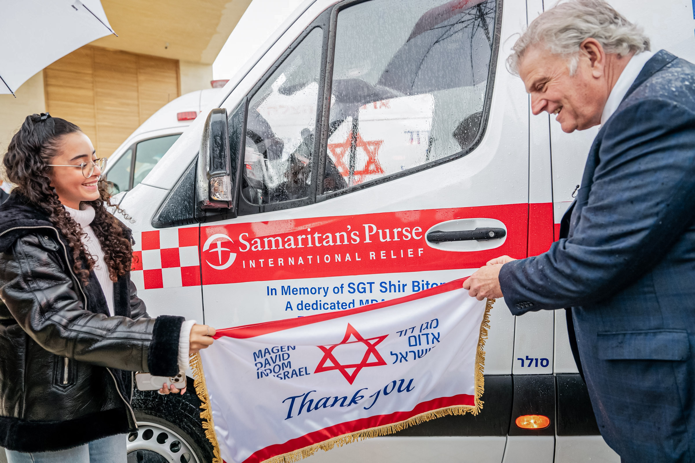 (Ảnh trên) Nhà kho của Samaritan’s Purse ở North Wilkesboro, North Carolina, hôm 18/04/2024. (Ảnh dưới) Ông Franklin Graham và Samaritan’s Purse quyên góp 14 xe cứu thương cho các bác sĩ đã hy sinh ở Israel, hôm 23/01/2024. (Ảnh: Madalina Vasiliu/The Epoch Times, được đăng dưới sự cho phép của Samaritan's Purse)