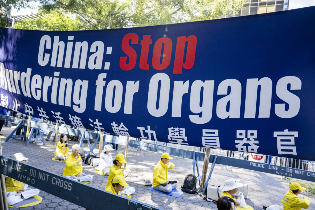 Các học viên Pháp Luân Công thỉnh nguyện bên cạnh trụ sở Liên Hiệp Quốc ở thành phố New York vào ngày 20/09/2023. (Ảnh: Chung I Ho/The Epoch Times)