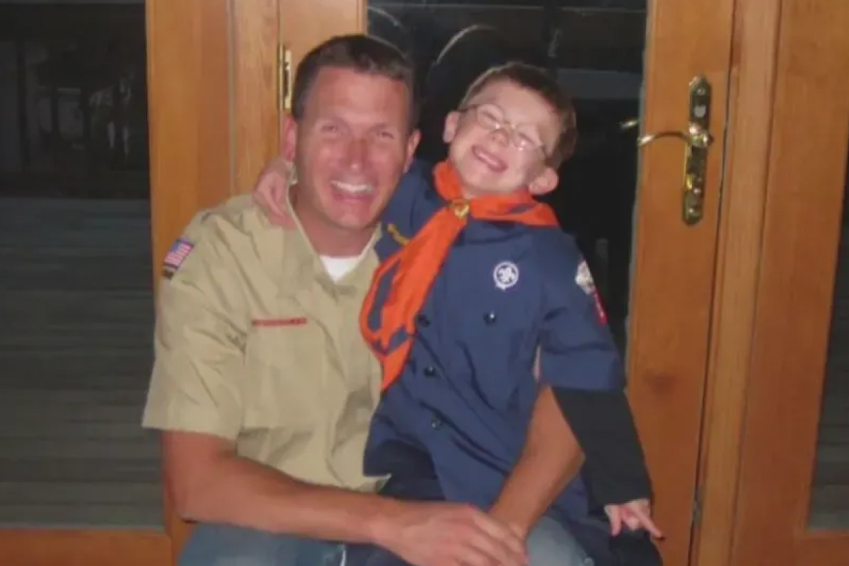 Ông Mike và con trai Bradley Koehler. (Ảnh được đăng với sự cho phép của Mike Koehler)